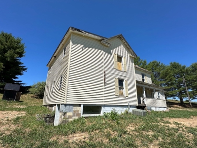 Fixer-Upper Farmhouse for Sale in Floyd VA - image 31