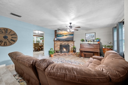 Adorable 3 Bedroom, 2 Bathroom Near The Wacassa River! - image 2