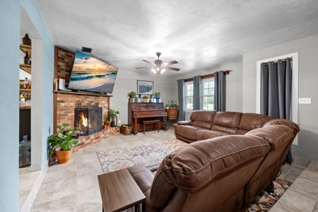 Adorable 3 Bedroom, 2 Bathroom Near The Wacassa River! - image 3