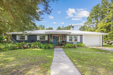 Adorable 3 Bedroom, 2 Bathroom Near The Wacassa River! - image 1