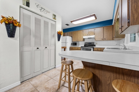 Adorable 3 Bedroom, 2 Bathroom Near The Wacassa River! - image 6