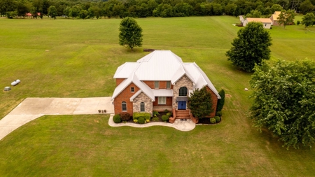 Stunning Luxury Home In The Ozarks - image 39