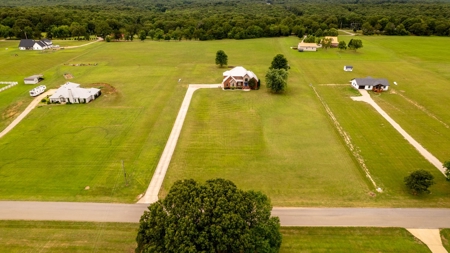 Stunning Luxury Home In The Ozarks - image 40