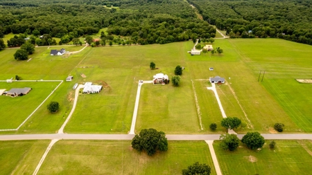 Stunning Luxury Home In The Ozarks - image 45