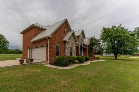 Stunning Luxury Home In The Ozarks - image 3