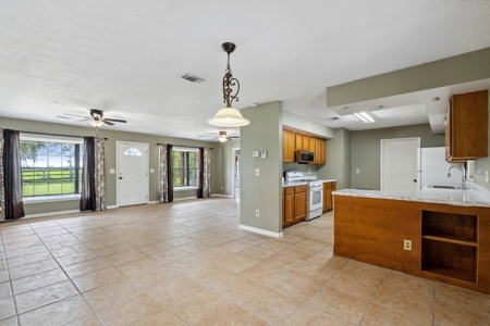 Cozy Ranch Home On 2 Acres In Morriston, Fl - image 6