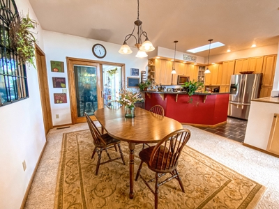 Large Family Home Overlooking Glasgow Mt - image 14