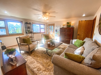 Large Family Home Overlooking Glasgow Mt - image 38