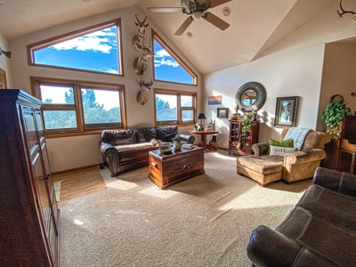 Large Family Home Overlooking Glasgow Mt - image 23