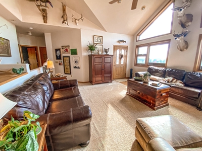 Large Family Home Overlooking Glasgow Mt - image 22