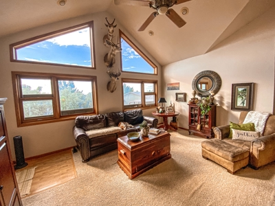 Large Family Home Overlooking Glasgow Mt - image 28