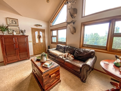 Large Family Home Overlooking Glasgow Mt - image 27