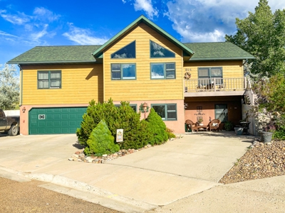 Large Family Home Overlooking Glasgow Mt - image 1