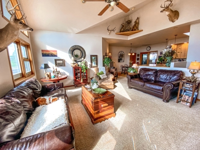 Large Family Home Overlooking Glasgow Mt - image 24