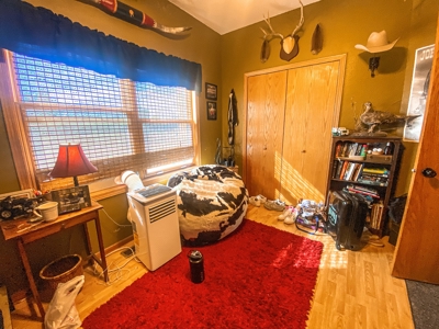 Large Family Home Overlooking Glasgow Mt - image 2