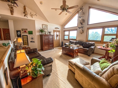 Large Family Home Overlooking Glasgow Mt - image 21