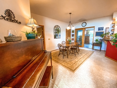 Large Family Home Overlooking Glasgow Mt - image 29