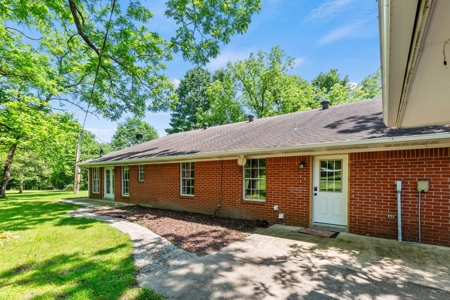 Home on stocked lake and fishing pier with 143 acres - image 23