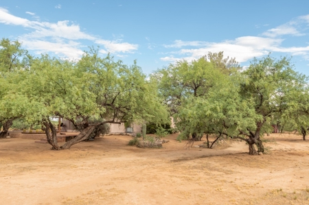 22+/- Acre Desert Retreat with Home and Horse Facilities - image 33