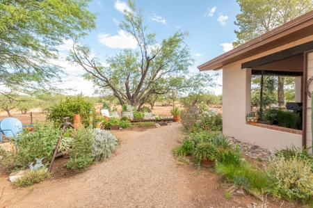 22+/- Acre Desert Retreat with Home and Horse Facilities - image 31