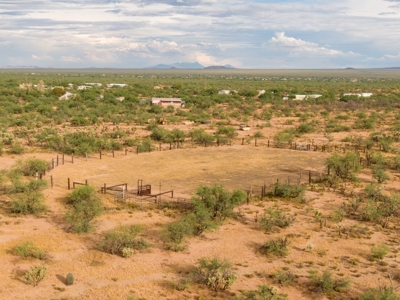 22+/- Acre Desert Retreat with Home and Horse Facilities - image 38