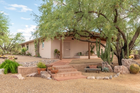 22+/- Acre Desert Retreat with Home and Horse Facilities - image 1