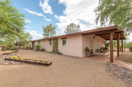 22+/- Acre Desert Retreat with Home and Horse Facilities - image 32