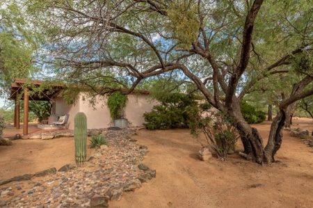 22+/- Acre Desert Retreat with Home and Horse Facilities - image 6