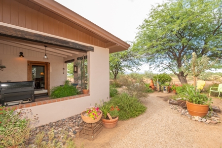 22+/- Acre Desert Retreat with Home and Horse Facilities - image 29