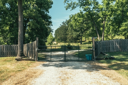Rustic/Easy Living In The Ozarks - image 6