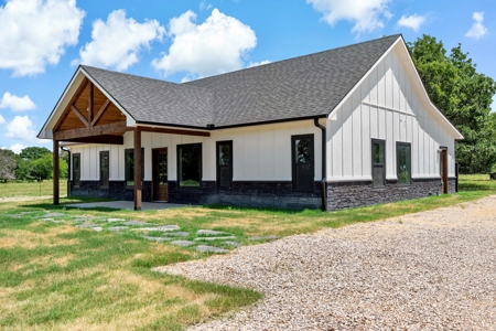 Custom Built Country Home For Sale in Sumner TX - image 16