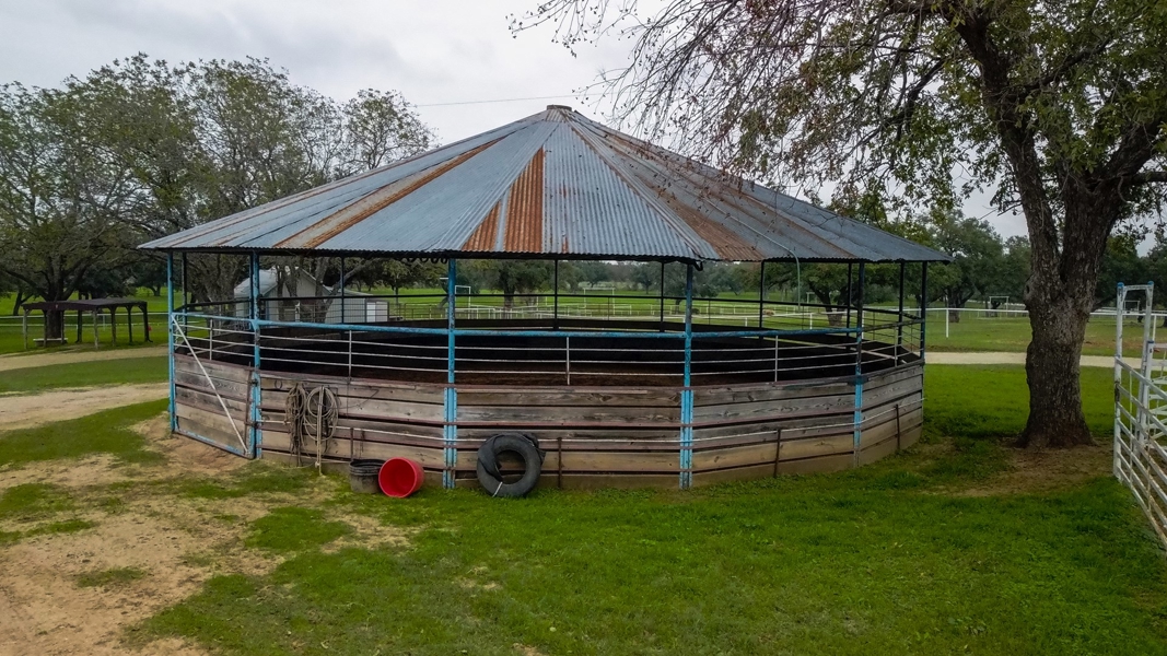 Covered Round Pen