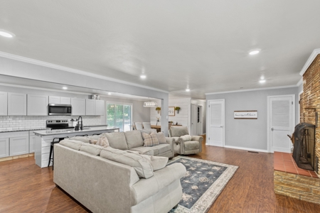 Large Home on 12 acres - image 2