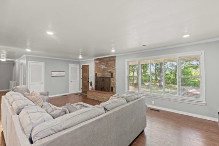 Large Home on 12 acres - image 3
