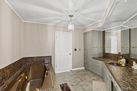 Large Home on 12 acres - image 18