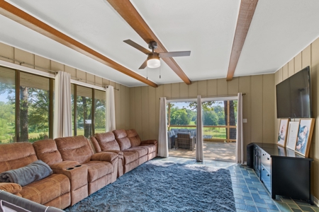 Large Home on 12 acres - image 9