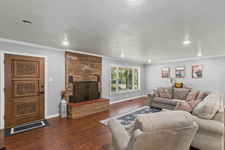 Large Home on 12 acres - image 4