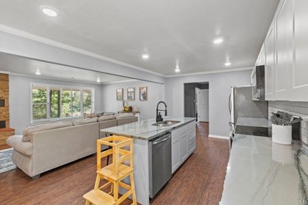 Large Home on 12 acres - image 7