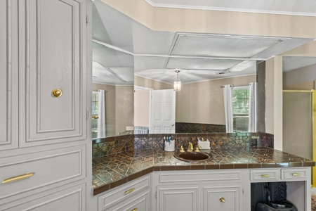 Large Home on 12 acres - image 17