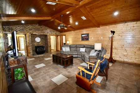 Home in Woodland Lake Estates in Atlanta, TX - image 11