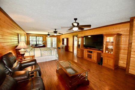 Home in Woodland Lake Estates in Atlanta, TX - image 28