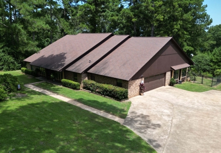 Home in Woodland Lake Estates in Atlanta, TX - image 1