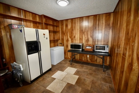 Home in Woodland Lake Estates in Atlanta, TX - image 8