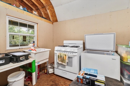 Rustic Retreat: Off-Grid Living with a Storage Building Home - image 4
