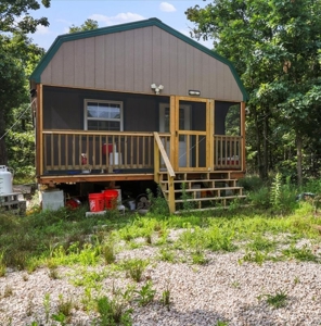 Rustic Retreat: Off-Grid Living with a Storage Building Home - image 1