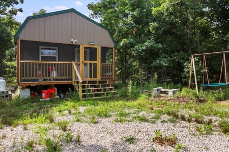 Rustic Retreat: Off-Grid Living with a Storage Building Home - image 3