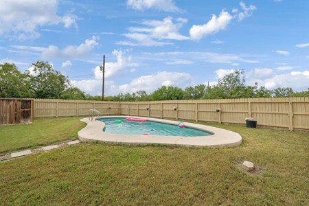 Updated Country Home With A Pool In Alice, Texas - image 21