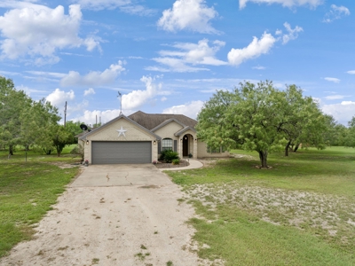 Updated Country Home With A Pool In Alice, Texas - image 30
