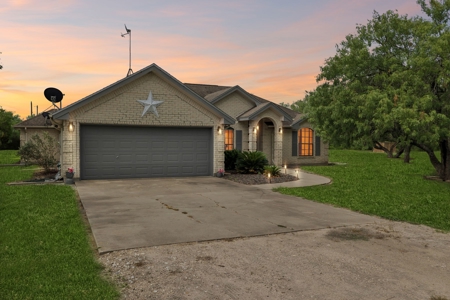 Updated Country Home With A Pool In Alice, Texas - image 1