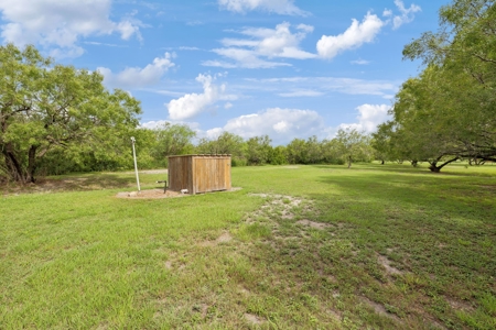 Updated Country Home With A Pool In Alice, Texas - image 27